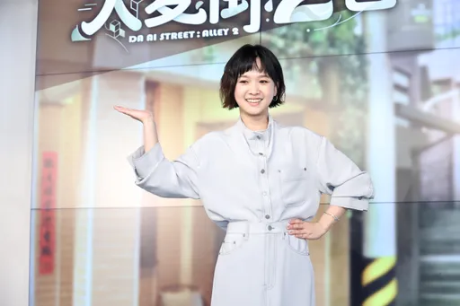 嚴正嵐台上頻摸肚遭疑有孕　捶肚自清：沒時間做人啦！　　