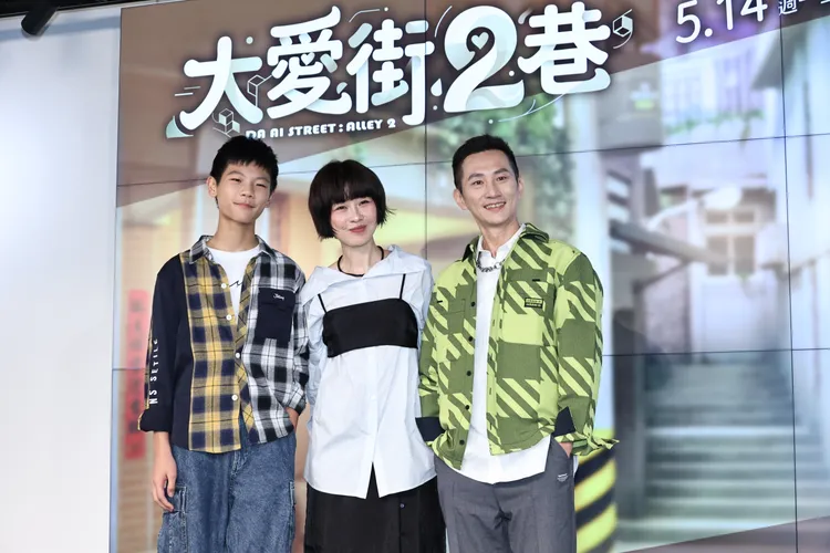 李維維（中）挑戰主婦角色，左右是戲中兒子與老公。攝影中心攝