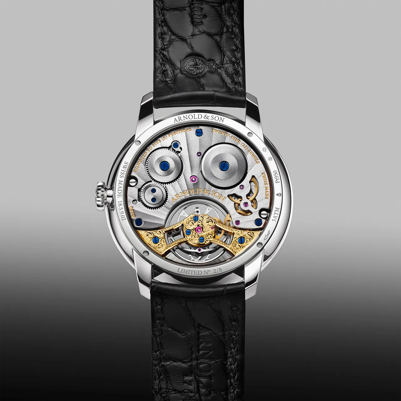 Arnold & Son Ultrathin Tourbillon縞瑪瑙超薄陀飛輪腕錶，41.5mm，鉑金（950）錶殼，黑色縞瑪瑙（拋光與霧面處理）錶盤，黑色短吻鱷魚皮錶帶（內襯黑色短吻鱷魚皮），A&S8300手動上鍊機械機芯，動力儲存100小時，防水深度30米，限量8只，8萬5400瑞士法郎（約342萬元台幣）。品牌提供