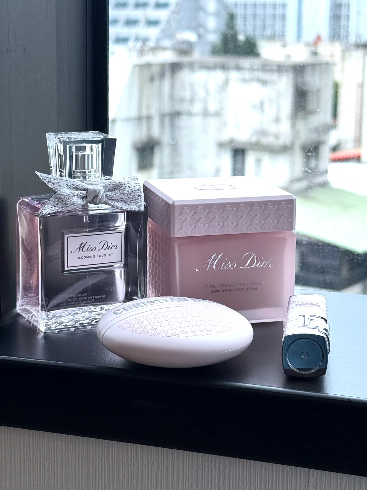 全新版本的MISS DIOR花漾迪奧護手霜與MISS DIOR花漾迪奧保濕身體霜。張家玲攝