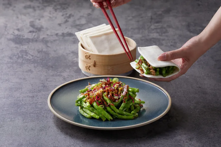 乾煸火腿四季豆附麵餅。業者提供