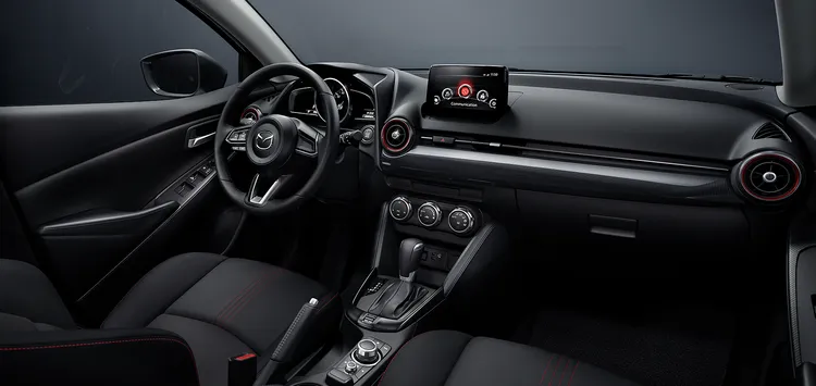 座艙導入赤紅縫線座椅與無線Apple CarPlay，強調質感與科技兼備。業者提供