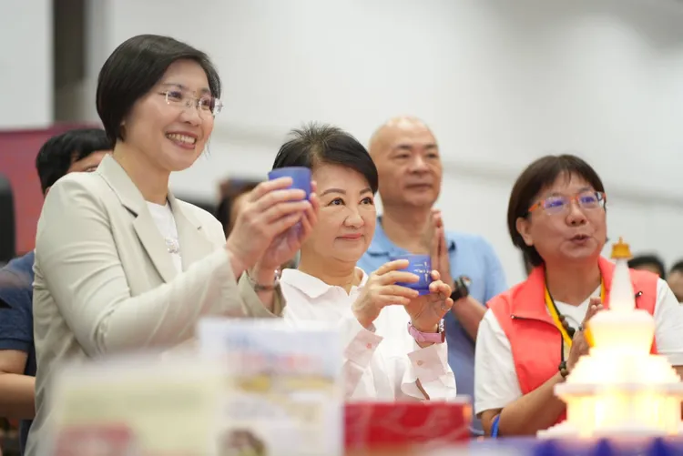 徐欣瑩赴台中取經由盧秀燕市長陪同參訪。徐欣瑩團隊提供