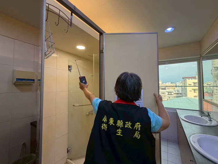 屏東縣衛生局前往屏東研醫明及視康診所稽查，未發現偵煙器型針孔設備。翻攝畫面
