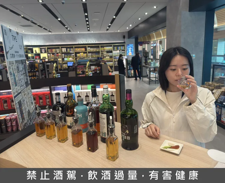 現場試飲區搭配烏魚子等台灣風味小點，呈現台灣與蘇格蘭的風味交流。昇恆昌提供