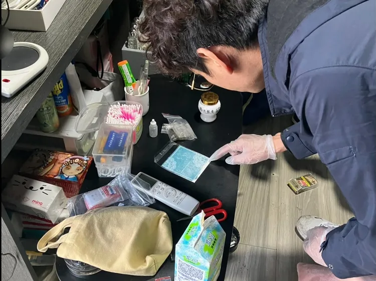 警方查扣海洛因、甲基安非他命及俗稱「喪屍煙彈」之依托咪酯煙彈等各類毒品。橋檢提供