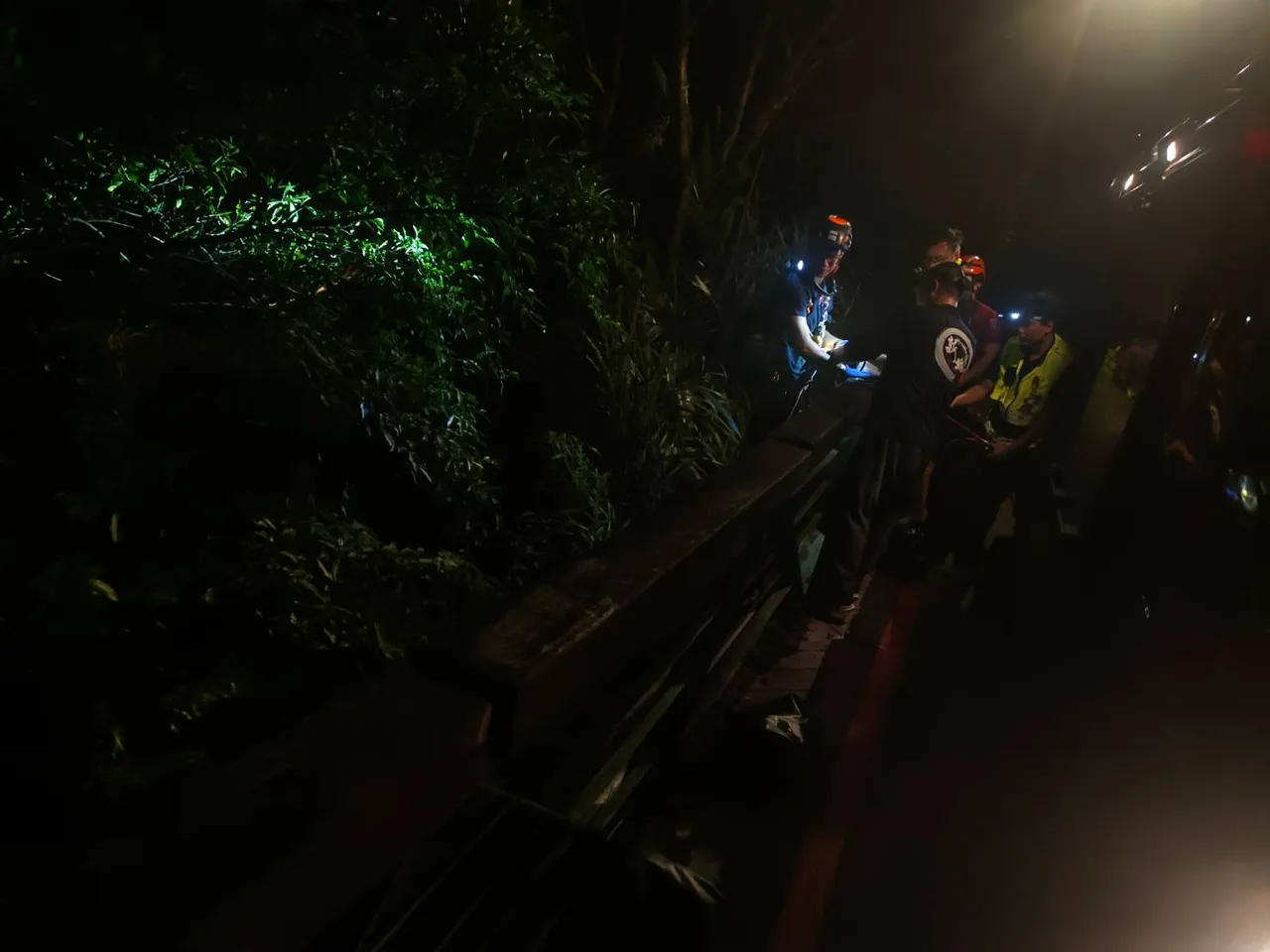 烏來情侶吵架　31歲男「跳山谷」失蹤！警消全力搜山中