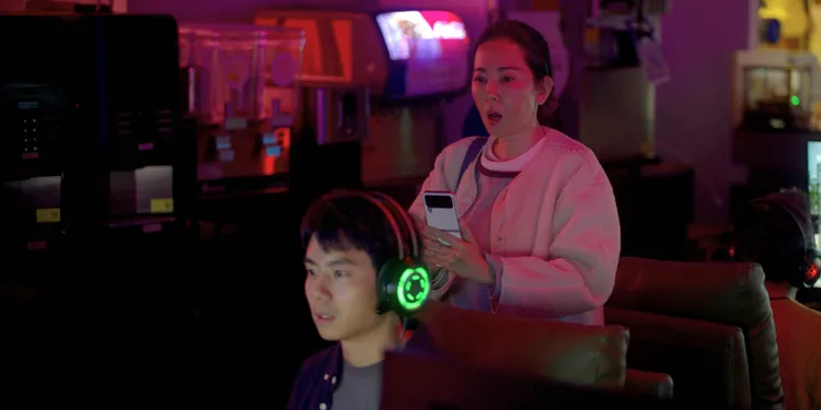 況明潔（中）飾演為親近孫子投入電競世界的阿嬤「秀玲」。公視提供