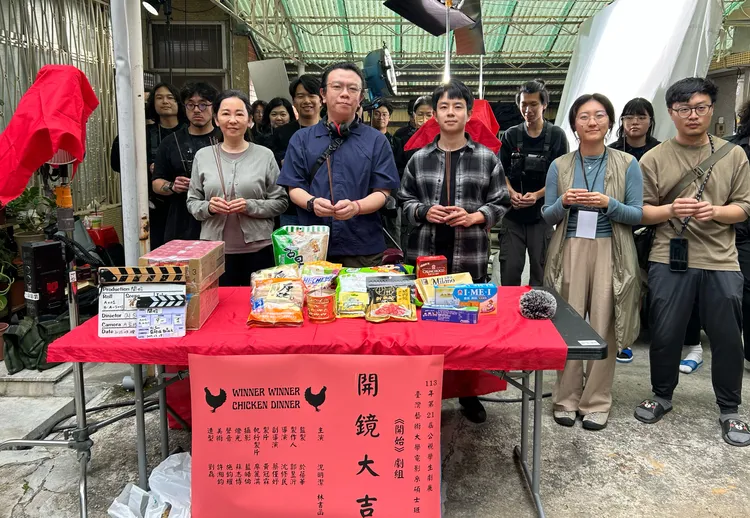 新加坡籍沈修民（前排中）編導，況明潔、林書函（前排左1、3）主演公視學生劇展《開始》。公視提供