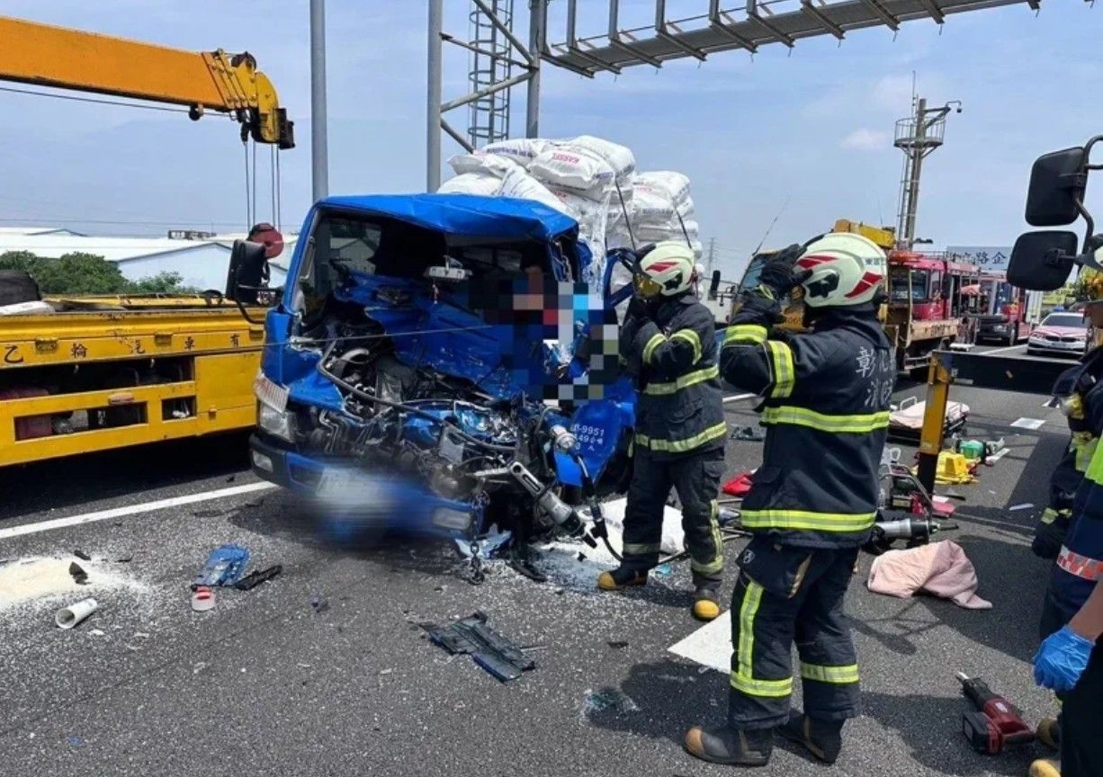 國道1號彰化段嚴重車禍! 4車連環撞 小貨車駕駛送醫不治