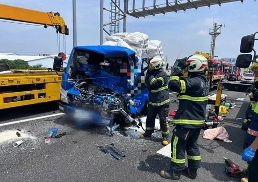 國道1號彰化段嚴重車禍！　4車連環撞　小貨車駕駛送醫不治