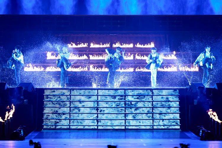 「嵐」在水火交攻下飆舞。翻攝ARASHI X