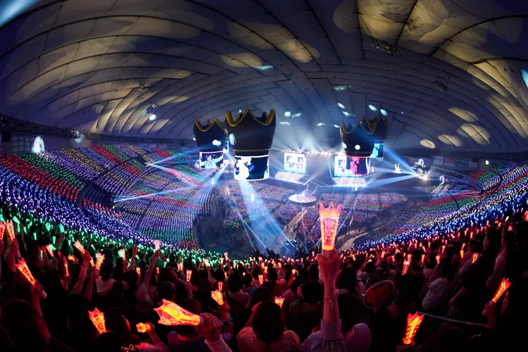 「嵐」站上掛在蛋頂的熱氣球裝置。翻攝ARASHI X