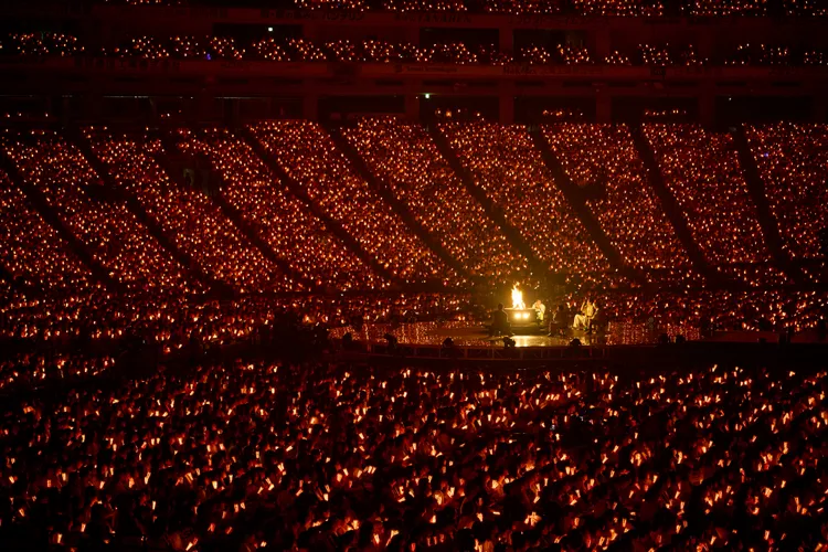 「嵐」圍著營火抒情演唱。翻攝ARASHI X