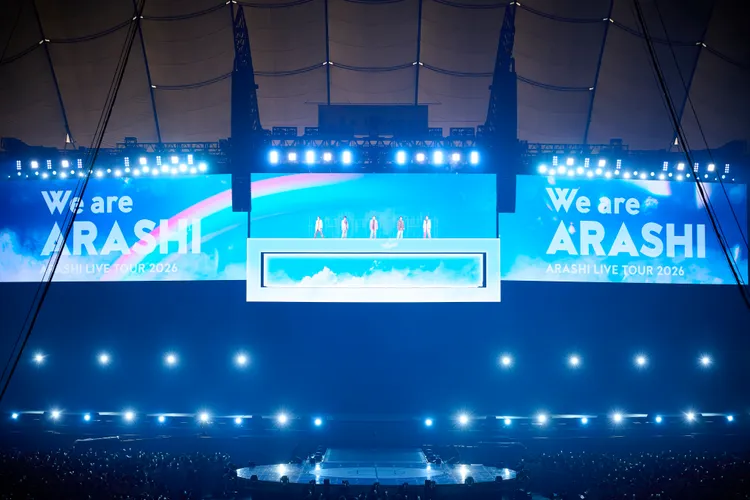 演唱會開場，「嵐」伴隨彩虹現身上方舞台。翻攝ARASHI X