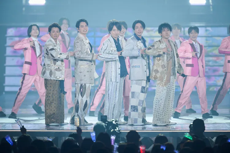 「嵐」不忘提攜伴舞的星達拓師弟。翻攝ARASHI X