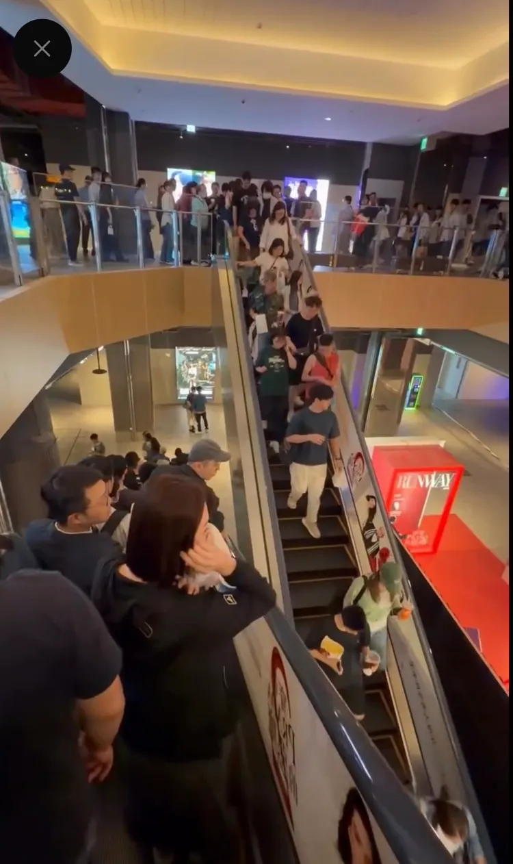 影城內民眾搭著電扶梯下樓離開，有人急著往下跑，往出口衝。翻攝自Threads@judy09_11