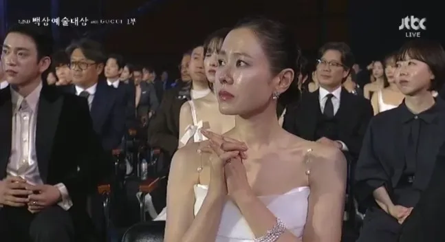 孫藝真聽了林秀晶的感言，也被感動。翻攝JTBC