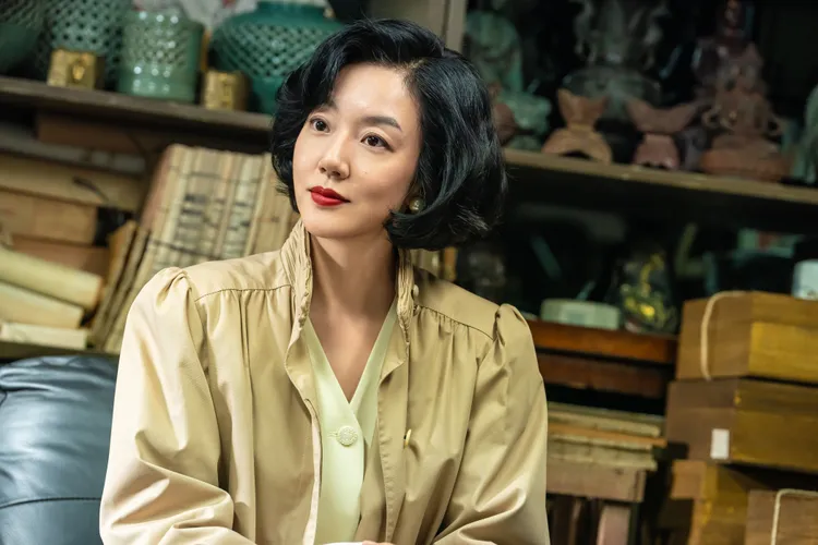 林秀晶在《下流大盜》飾演非常有野心的會長夫人。Disney+提供