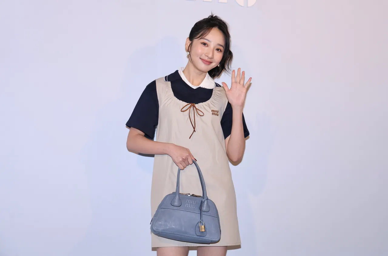 李沐以深藍色Polo衫疊搭米色吊帶洋裝變身活力少女。莊宗達攝