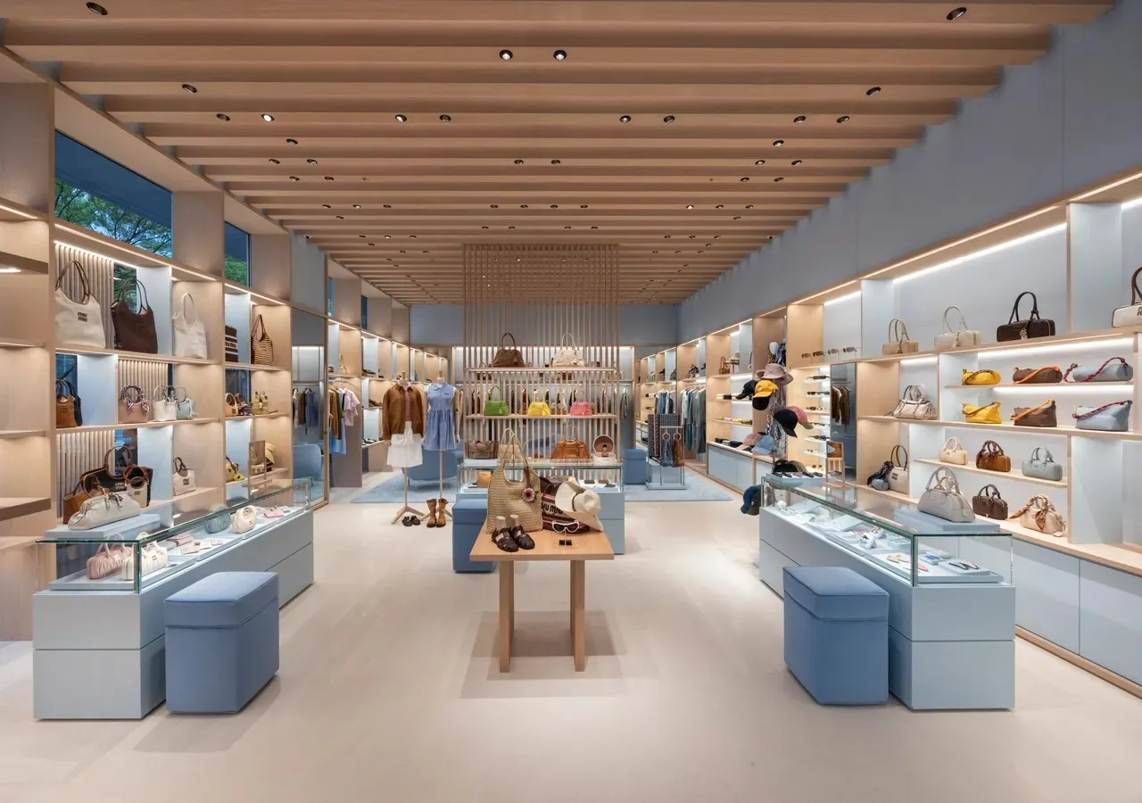 MIU MIU新店是全台首度採用天花板木條結構延伸至展示架設計的空間。品牌提供