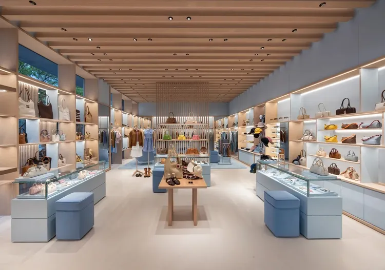 MIU MIU新店是全台首度採用天花板木條結構延伸至展示架設計的空間。品牌提供