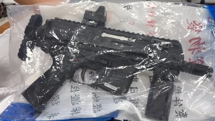 查獲改造衝鋒槍。中壢警分局提供