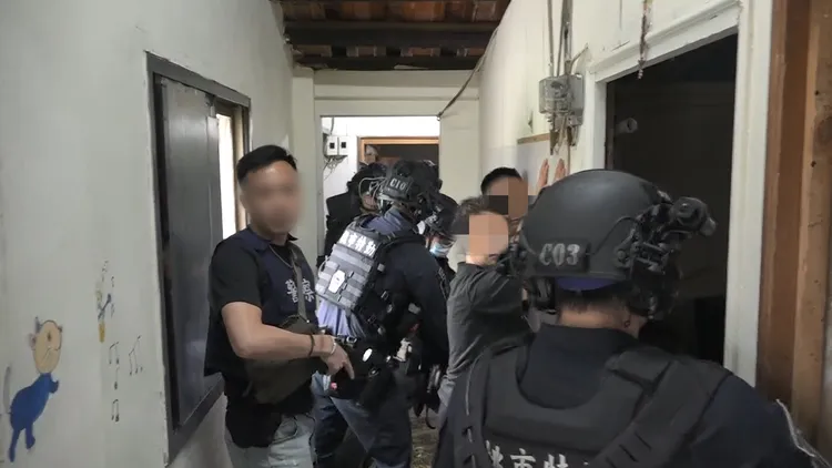 警方攻堅破毒窟。中壢警分局提供