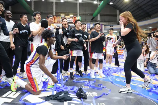 SBL裕隆4連霸擊敗基隆黑鳶奪冠　他賽後場中央當場求婚！