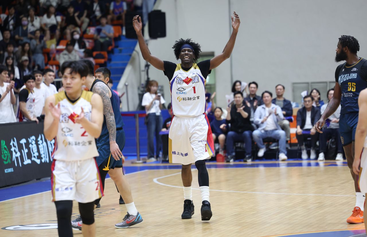 SBL裕隆4連霸擊敗基隆黑鳶奪冠 洋將賽後場中央當場求婚