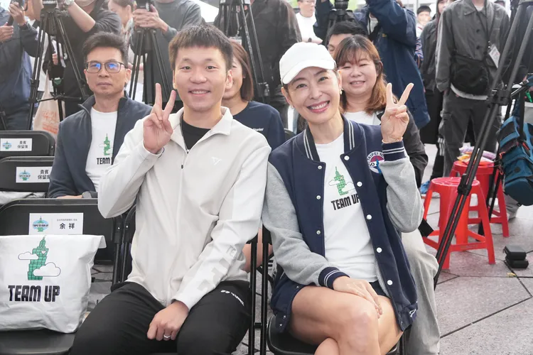 運動部長李洋（左）與台北101董事長賈永婕（右）參加開跑記者會。彭欣偉攝