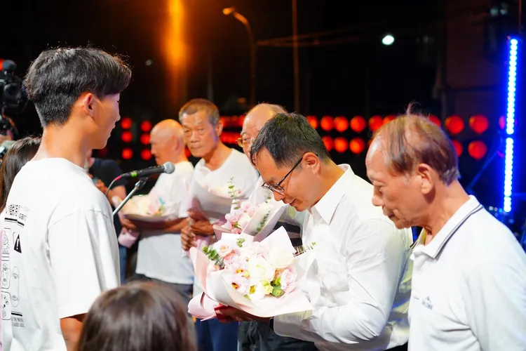 曾參與反五輕的運動者王信長、黃進楠、蔡國和，以及已經過世的反五輕運動者的家屬：劉月娥（劉永鈴的妹妹）、楊臨賢（楊朝明的兒子）、陳巧雲（陳朝智的女兒）前來接受獻花。地球公民基金會提供