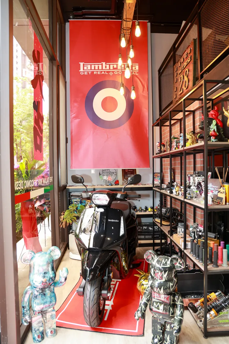 Lambretta 蘭美達台中南區展示中心開幕現場展示品牌車款，展現義式經典設計與都會騎乘風格。業者提供
