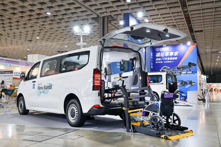 全新Kombi福祉車導入Braun全自動輪椅升降機。業者提供