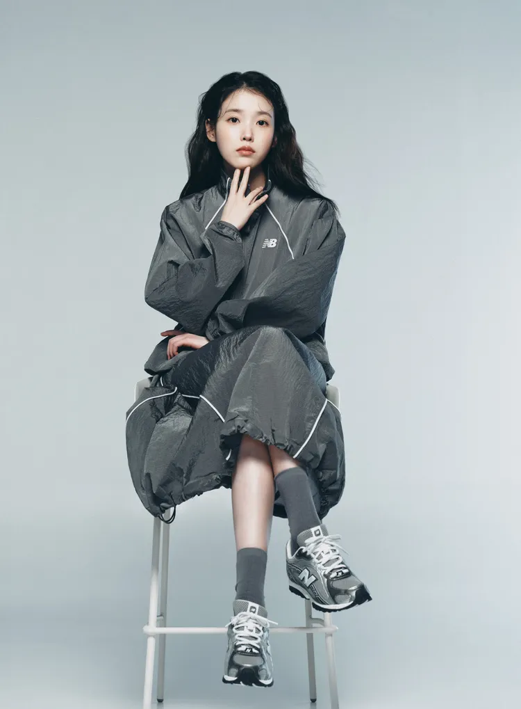 IU搭配New Balance「元祖灰」配色的204L。品牌提供