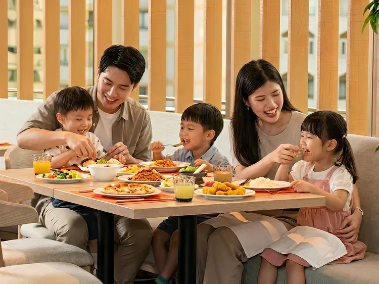 「遠東Café」於5月底前週一至週三祭出「孩童晚餐免費」禮遇，讓全家輕鬆共享溫馨時光。台北遠東香格里拉提供