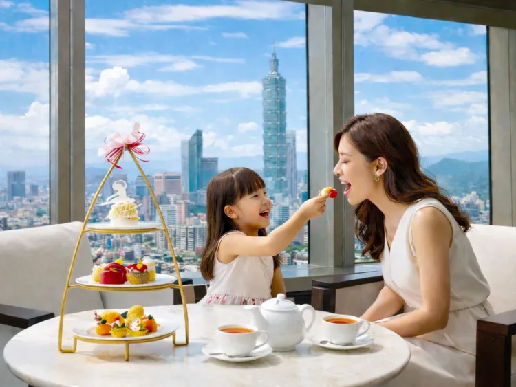 「馬可波羅酒廊」於5/2至6/14週末推出「甜寵媽咪」下午茶，在雲端定格愜意午后，雙人套餐1980+10%元。台北遠東香格里拉提供