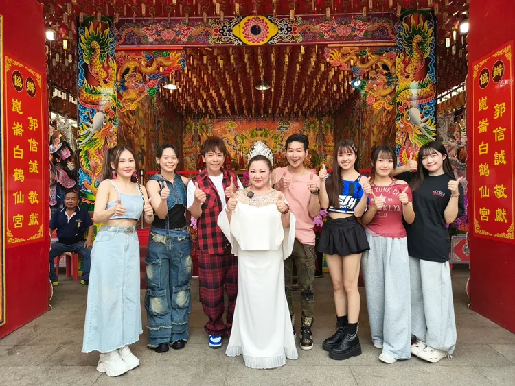 白冰冰(左四)帶著子弟兵蔡亞露、胡子萱、台一線東諺、阿玟與Give me five成員一起拜拜求平安。長興影視提供