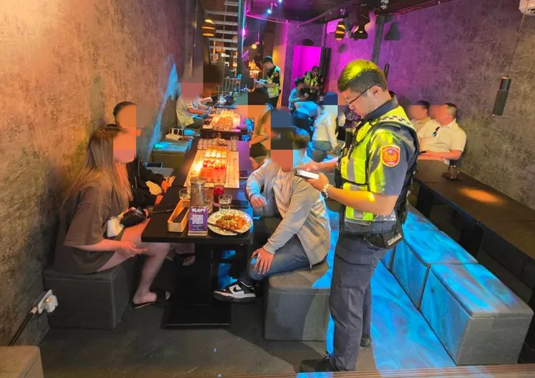 警方臨檢。中壢警分局提供
