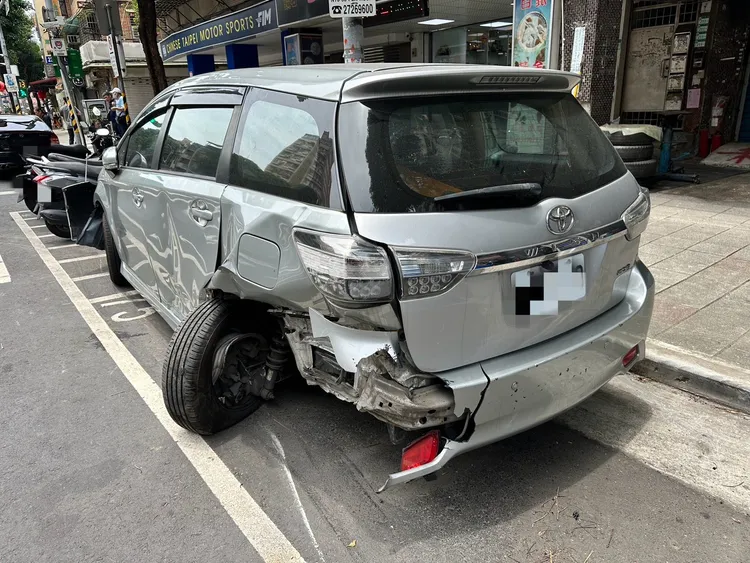 路邊車輛遭波及。翻攝畫面