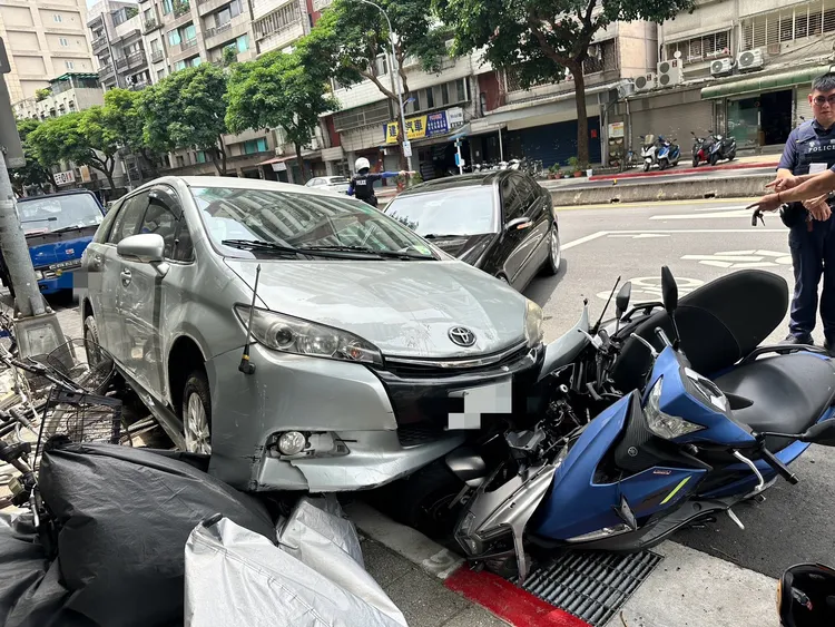 路邊停放車輛遭波及。翻攝畫面