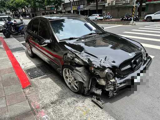 北市賓士暴衝！駕駛疑恍神撞分隔島再衝路邊11車
