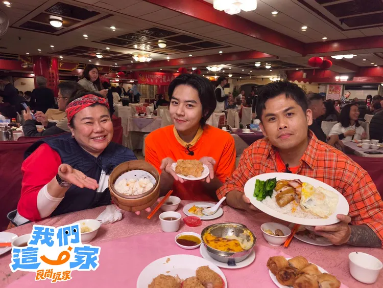 Ozone佳辰（中）公開父母相識的「戀愛基地」，林美秀（左）、張再興感興趣。 TVBS提供