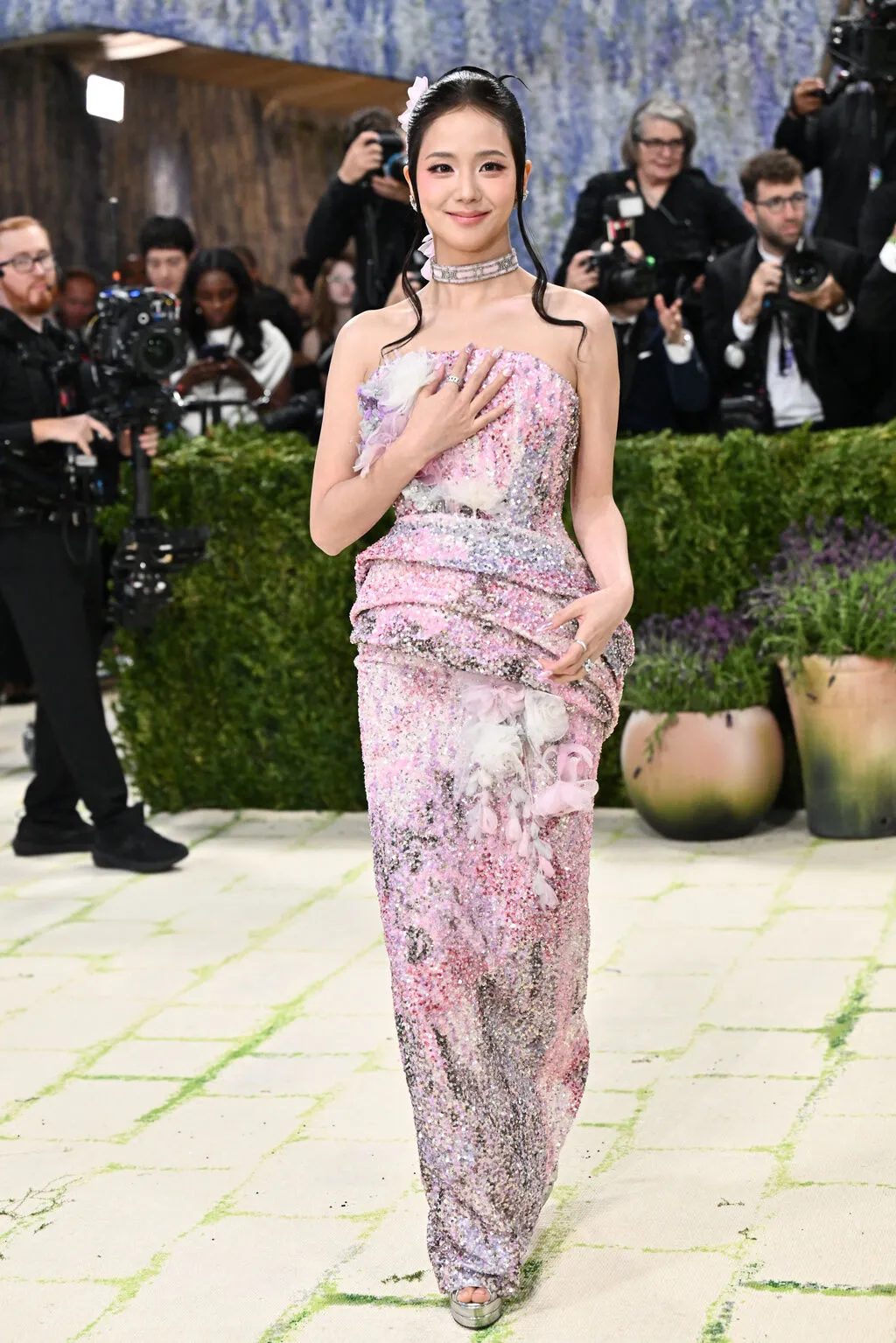 Jisoo以Dior粉色禮服現身Met Gala。美聯社