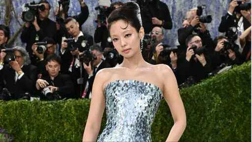 Met Gala｜BlACKPINK全員到齊！Jennie亮片戰袍變身湛藍美人魚