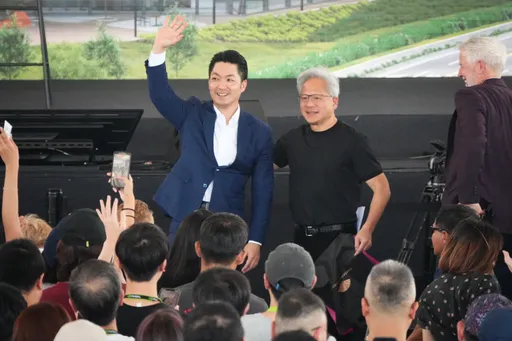 黃仁勳員工大會開派對！送乳液、香檳王　虧員工嫁聯發科尪「怎沒找輝達的」
