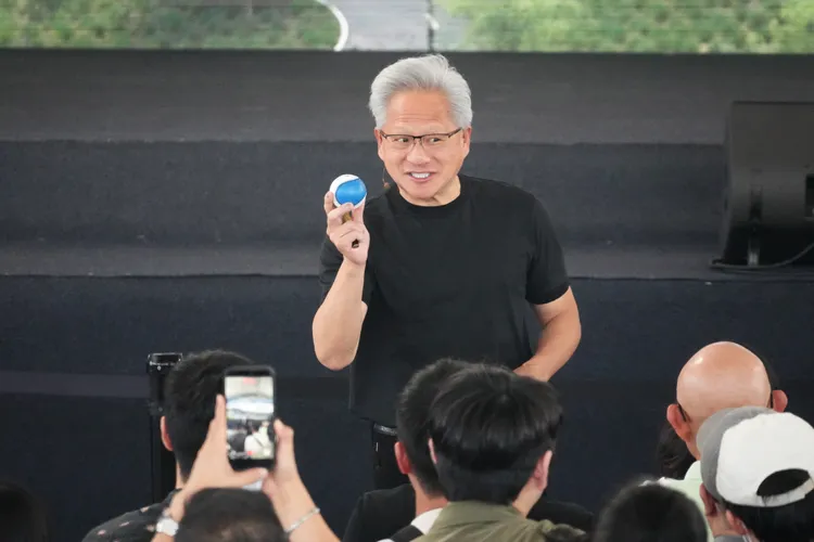 黃仁勳分享近期被粉絲瘋狂要求簽棒球的趣事，笑稱現在每簽一顆球就會再收到一顆，「短短幾天已經累積很多棒球，我都可以開一家公司了。」。彭欣偉攝