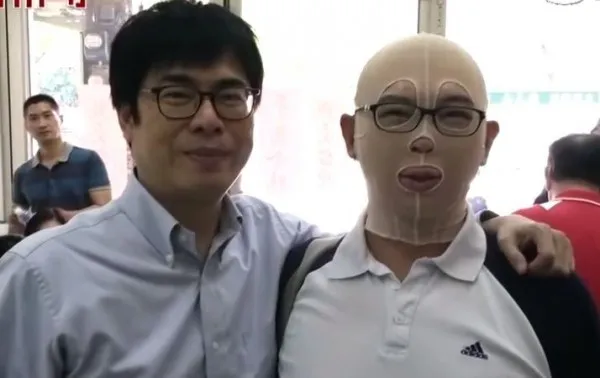 時任立委的陳其邁協助余泰運申辦重大傷病卡。翻攝陳其邁臉書