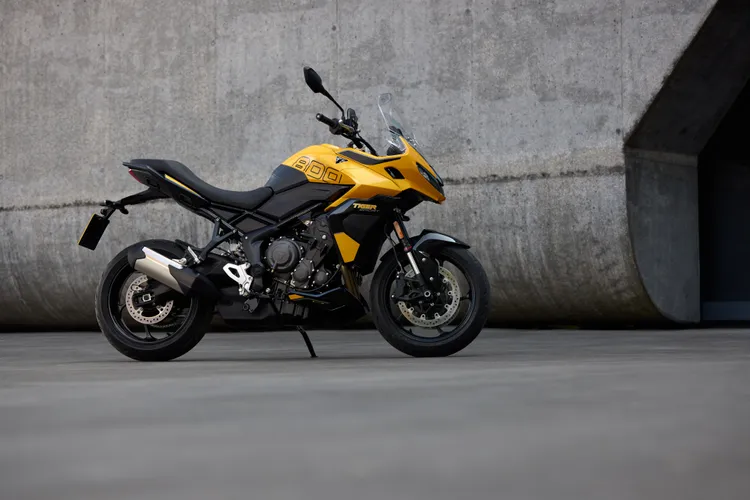 Triumph Tiger Sport 800配備三模式騎乘電控、彎道ABS、循跡控制與快排系統，結合TFT/LCD整合儀表與藍牙連線功能，讓運動騎乘與科技便利性同步升級，提升整體駕馭質感。業者提供