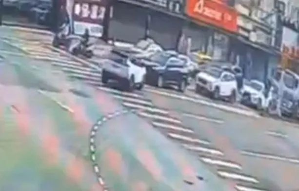 女駕駛操作不當逆向撞車。翻攝畫面